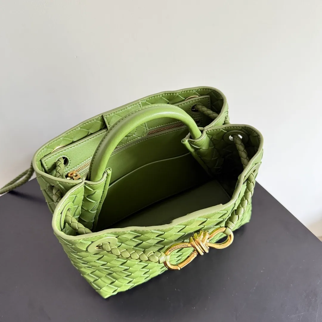 The 2023 new Andiamo batch of 1860 BV has been shipped‼ ️Really popular🔥The new Andiamo woven handbag launched by Bottega Veneta this season is really popular all over the world! ! Celebrities at home and abroad have worn it, and Oscar-winning actress Michelle Yeoh has taken it out on the street. Song Jia, Trai Yara, Yu Feihong, Sanji Ayaka, Rosie Hunting-Whiteley, Yoshioka Riho, etc. have all picked up this bag. It is classic and versatile, showing off its temperament, and the bag capacity is also large, which is very convenient for daily commuting! ! A variety of carrying methods, the shoulder straps can be adjusted by yourself, the original lambskin feels soft and delicate, and the unisex style breaks gender boundaries and brings a more practical and longer-lasting use experience. Andiamo, which has both elegant and casual styles, perfectly interprets the true appearance of "fashionable old money style". Style number: 743568 Size: 25*22*10.5cm